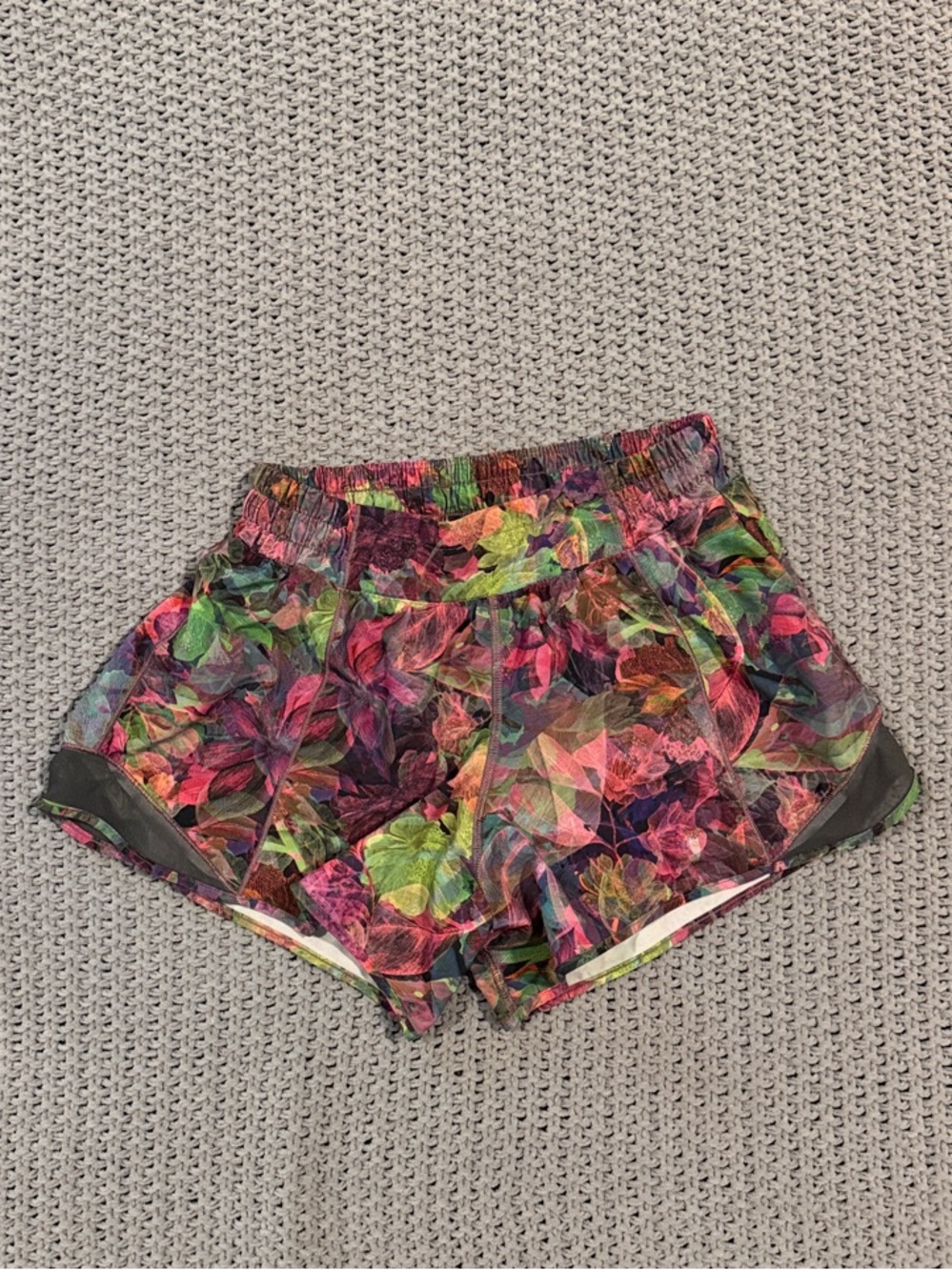 lululemon athletica Women's HOTTY HOT Vivid Floral Multi-Color Athletic Short 4”